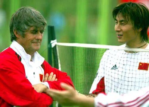 米卢的江湖：他用“魔法”缝补撕裂的更衣室，带国足闯进世界杯